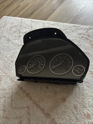 Cuadro de instrumentos velocímetro BMW 320i 328i 330i 335i 340i 62106847232 OEM usado Foto 1 de 3
