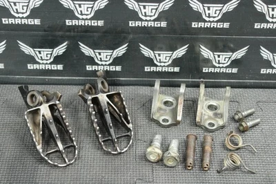 2004 HONDA CRF450R OEM PEDAIS PEDAIS QUADRO SUPORTE HARDWARE SUPORTES - Imagem 1 de 4