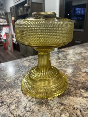 Lámpara de aceite ámbar colonial Aladdin de colección fuente/base solo chimenea sin quemador etc. Foto 1 de 4