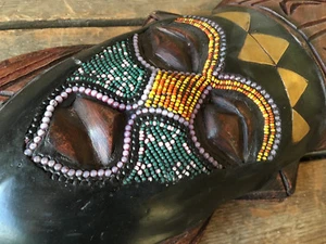 Volkskunst Maske afrikanisch handgeschnitzt winzige Perlen keine Schlitze HILFE? Vintage Holz - Bild 1 von 1