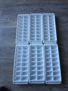 Rubbermaid Vassoi per cubetti di ghiaccio (6) Vintage Bianco Made in USA Twist Pop Out 12" 16 fori - Foto 1 di 2