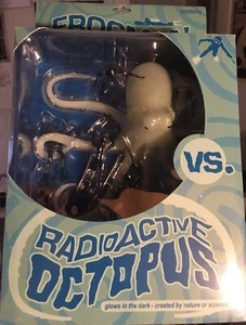 2006 Accoutrements Frogmen vs RadioActive Octopus SciFi Creatures Action Set NEW - Picture 1 of 4