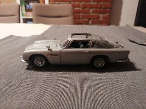 Danbury Mint  1:24  Aston Martin DB5 James Bond  mib 
