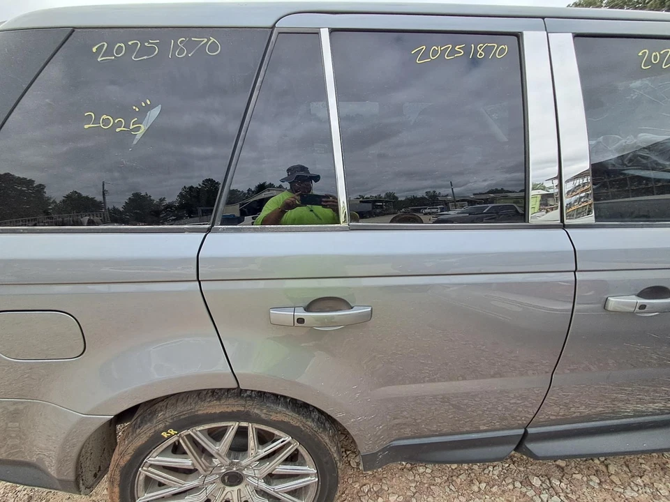 Used Rear Right Door Assembly Rear Side fits: 2012 Land rover Range rover sport Foto 1 de 4