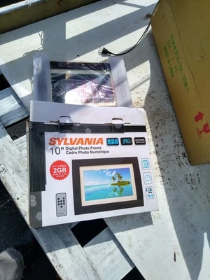 Sylvania 2 GB  10 in Digital Photo Frame jpeg (perhaps MP3 but uncertain) - Image 1 of 4