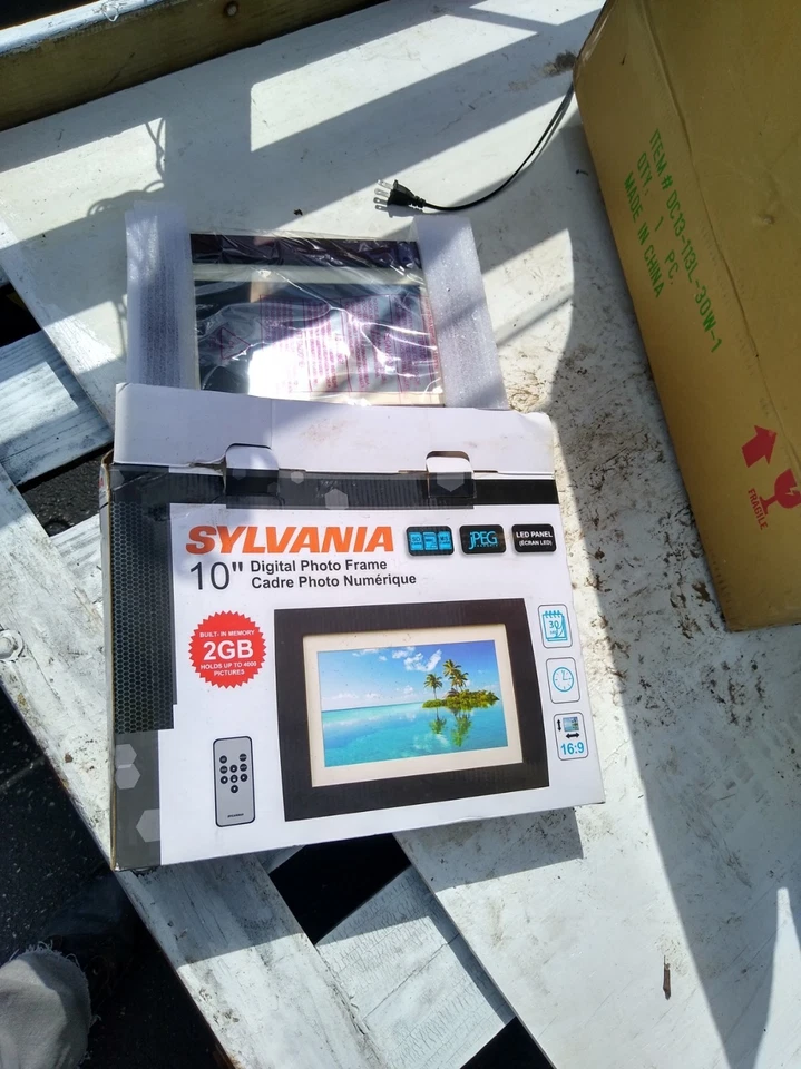Sylvania 2 GB  10 in Digital Photo Frame jpeg (perhaps MP3 but uncertain) - Image 1 of 4
