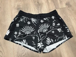 Athleta Printed Baja Drawstring Shorts Womens Size 10 Black Floral 4" Inseam - Picture 1 of 6