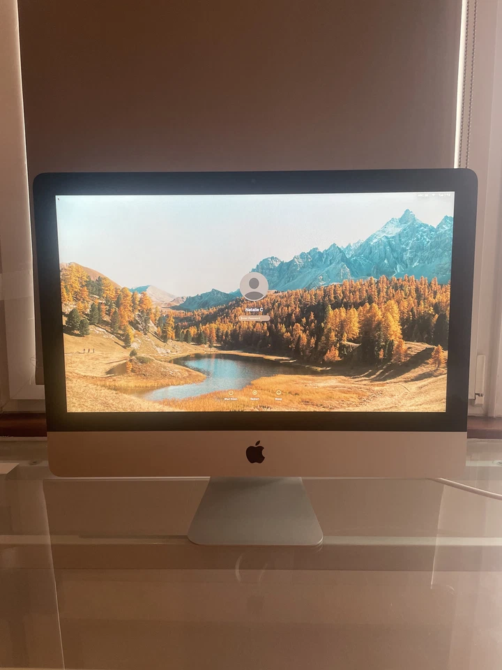 Apple iMac (21.5-inch, 2017) 8GB, 2.3 GHz, Core i5 (With Apple Mouse & Keyboard) - Image 1 of 4