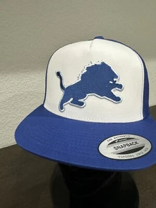 DETROIT LIONS RETRO LOGO AZUL Y BLANCO ALTA CORONA CAMIONERO MALLA GORRA SNAPBACK - Imagen 1 de 5