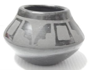 LUCY MARTINEZ : VINTAGE BLK/BLK SAN ILDEFONSO PUEBLO INDIAN POTTERY POT - Picture 1 of 5