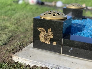 Gedenkvase aus schwarzem Granit mit Gravur, Grabmal, cremefarben, 6 x 6 x 6 cm - Bild 1 von 2