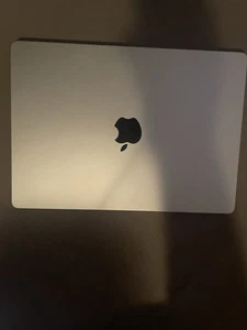 Apple MacBook Pro 14" M3 Pro-Chip, 512GB SSD, 18GB RAM, Silber - Afbeelding 1 van 10