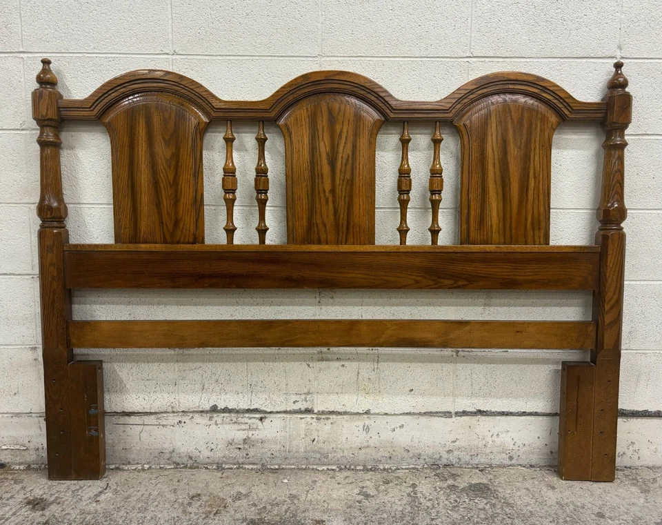Cabecero vintage tamaño queen estilo tradicional tres paneles husillos torneados Foto 1 de 4