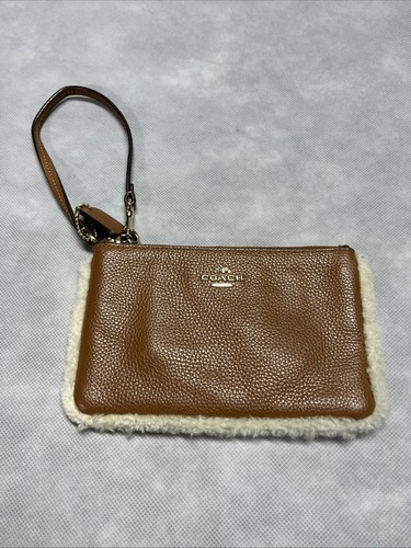 Borsa a portafoglio Coach Nolita in pelle di shearling pochette marrone ciottoli