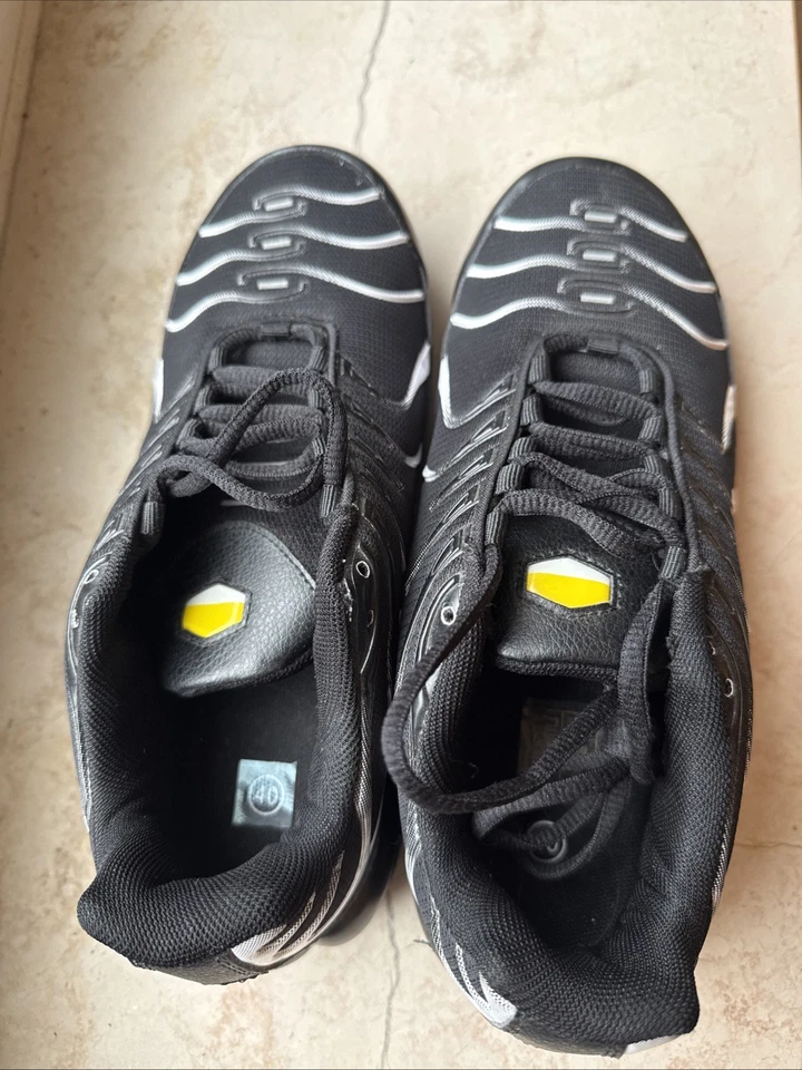 Schwarzer Schuh Angelehnt Auf Die Schwarzen Tns Sind Aber Nicht Echt Natürlich - Bild 1 von 4