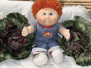 Hasbro First Edition Cabbage Patch Junge Kleinkind rote Haare 14" Overall 1990 - Bild 1 von 21