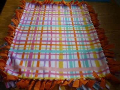 Manta corbata polar hecha a mano de cuadros multicolores para una mascota pequeña Foto 1 de 3