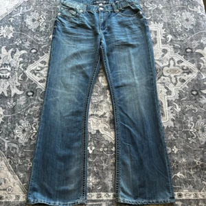 Seven 7 Bootcut Jeans Mens 36x34 Blue Faded Whiskers Flap Pockets Thick Stitch - Imagen 1 de 24