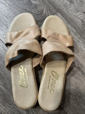 EUC Onex 女式鞋拖鞋凉鞋米色 7 码 — 第 1/4 张图片