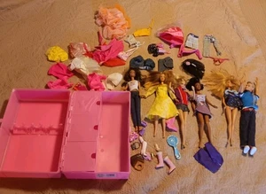 Barbie Puppe Konvolut 6 Puppen mit 45+ Teilen Kleidung, Zubehör & Kleiderschrank Koffer - Bild 1 von 17