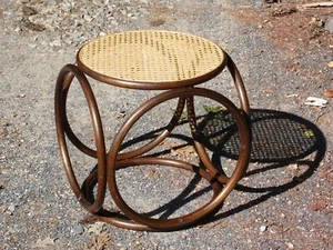 Taburete otomano de madera curvada con tapa de caña estilo tonet de mediados de siglo vintage - Imagen 1 de 11