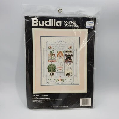Bucilla Nuevo en Paquete El Armario de Muñecas 40514 Kit de Fotos Punto de Cruz Contado Foto 1 de 4