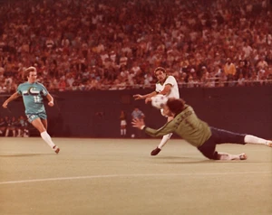 Giorgio Chinaglia NY Cosmos Original 70er Vintage 8x10 Foto bespielt mit Pele - Bild 1 von 2