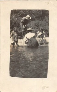 H56/Colville Washington RPPC Postal c1910 Familia Nadando Mujer - Imagen 1 de 4