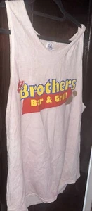 Camiseta sin mangas para hombre talla grande blanca/rosa Brothers Bar and Grill - Imagen 1 de 6