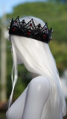 Corona gótica negra con cristales rojos y negros talla 21,5 pulgadas Foto 1 de 4