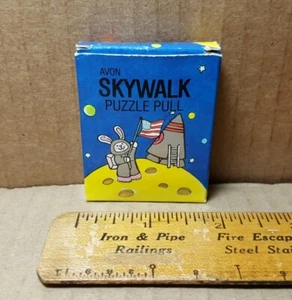 Vintage 1984 Avon Skywalk Puzzle Pull - Hong Kong (A-1) - Picture 1 of 9