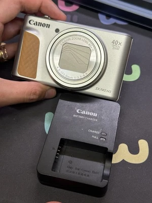 Cámara digital Canon PowerShot SX740 HS 20,3 MP - plateada idioma inglés Foto 1 de 4