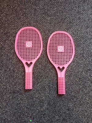 ДВЕ ВИНТАЖНЫЕ РОЗОВЫЕ ТЕННИСНЫЕ РАКЕТКИ MATTEL BARBIE 1989 11 1/2 ДЮЙМА X 5 ДЮЙМОВ - Изображение 1 из 3