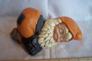 Estatuilla de gnomo de jardín durmiente pintada a mano de cerámica 1974 ver fotos - Imagen 1 de 5