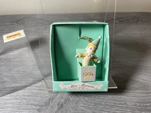 Adorno de Navidad Enesco Precious Mini Moments 1994 #596388 Poppping Up - Imagen 1 de 3