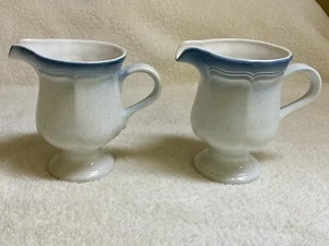 Mikasa Country Club Amy blauer Rand Milchkännchen mit Fuß kleiner Krug CA500 2er Set - Bild 1 von 5