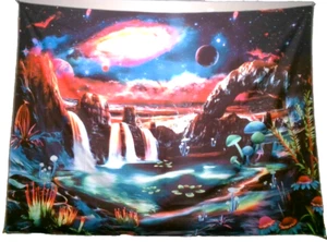 *Out Of This World Nachthimmel Wasserfall & Pilz Wandteppich UV leuchtet im Dunkeln* - Bild 1 von 2