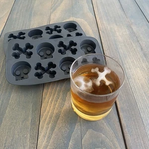 Halloween Teschio Pirata Ossa Croce Forma Cubo di Ghiaccio Gelatina Caramelle Silicone Stampo (Q8) - Foto 1 di 4