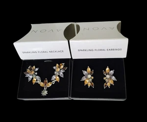 Conjunto de caja de collar pendientes florales brillantes Avon tono dorado declaración post joyería - Imagen 1 de 16