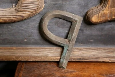 Letra de latón "P" antiguo signo comercial arte popular emblema primitivo insignia antiguo Foto 1 de 4