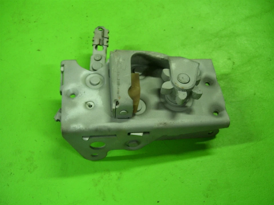 Dodge D100 Sweptline 1970 pestillo de puerta lado derecho del pasajero Foto 1 de 4