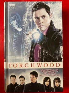 Torchwood Something In The Water By Trevor Baxendale BBC Books 2008 923E - Imagen 1 de 4