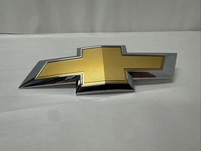 2021-2023 Chevrolet Front Grille Emblem OEM 84701878 Suburban Tahoe Colorado  - Image 1 of 4