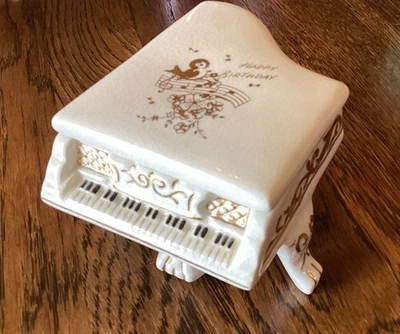 Caja de baratijas de piano de cerámica blanca 1950 adorno dorado feliz cumpleaños canción pájaro Foto 1 de 4