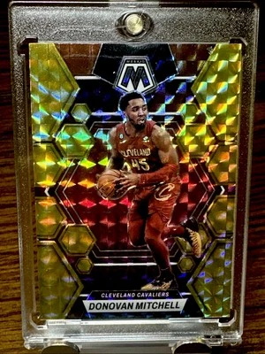 Донован Митчелл РЕДКАЯ ЗОЛОТАЯ ПРИЗМА ГОЛОГРАФИЧЕСКАЯ ПЕРЕЛИВАЮЩАЯСЯ ИНВЕСТИЦИОННАЯ КАРТА SSP PANINI КАК НОВАЯ - Изображение 1 из 4