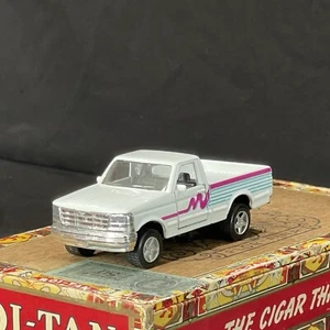 MAISTO TRUCKS SCALA 1:46 FORD SERIE F PICK-UP CON MOTORE AD ATTRITO Bianco - Foto 1 di 21