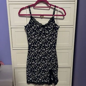 Forever 21 Mini Navy Floral Lace Summer Dress with Slit Womens Small Gently Worn - Picture 1 of 4