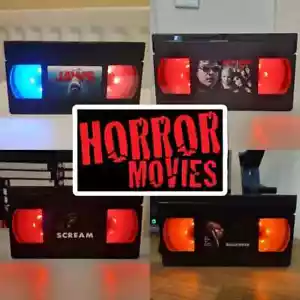 Lampada Videocassetta Horror & Thriller LED VHS Compleanno Natale Idee Regalo Luce Retrò - Foto 1 di 143