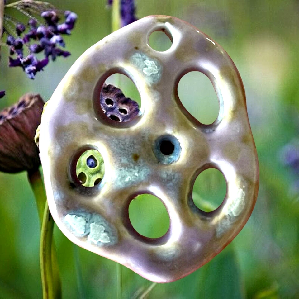 Colgante de porcelana vaina de semillas de loto rebanada hecha a mano mármol lavanda punto focal Foto 1 de 3