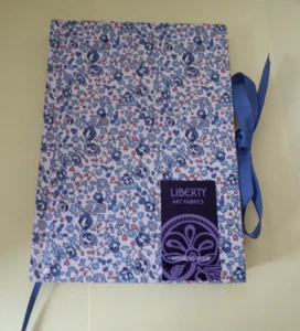 LIBERTY ART FABRICS RUBRICA NUOVA - STAMPA TESSUTO BLU - Foto 1 di 3